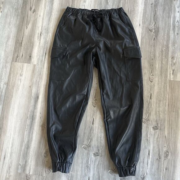 Almost Famous Pull On Baggy Cargo Vegan Leather Pants Size Medium - Picture 1 of 6